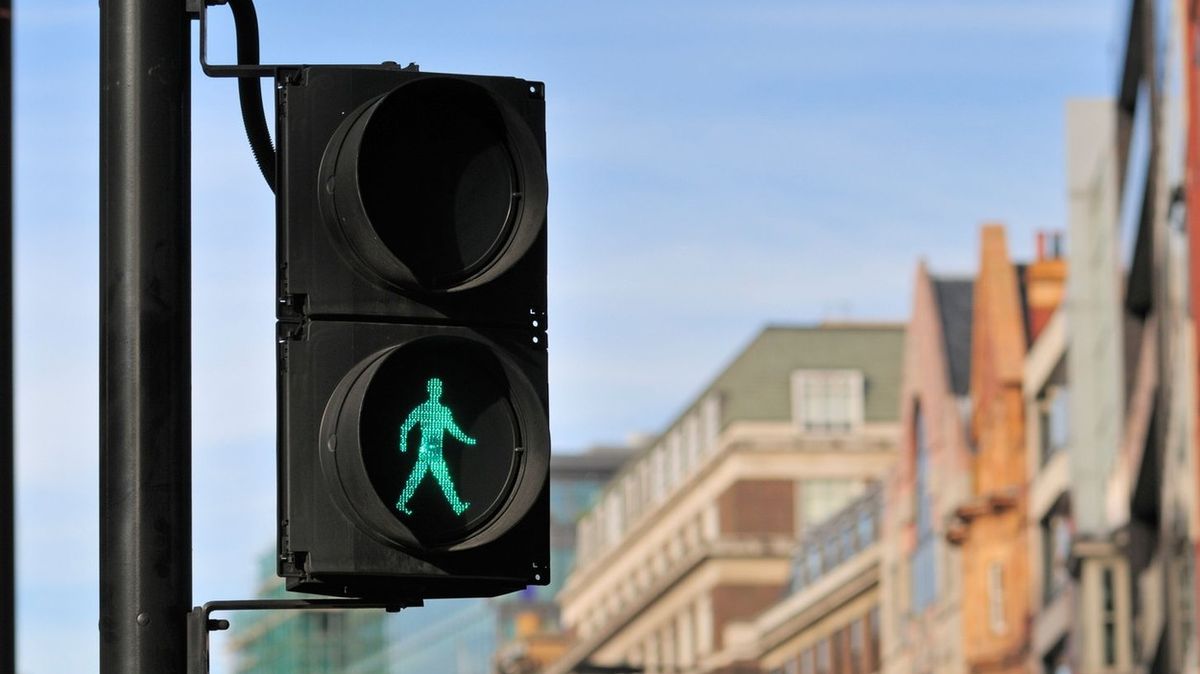Zelený panáček má na britských semaforech svítit déle, lidé s nadváhou nestíhají přecházet